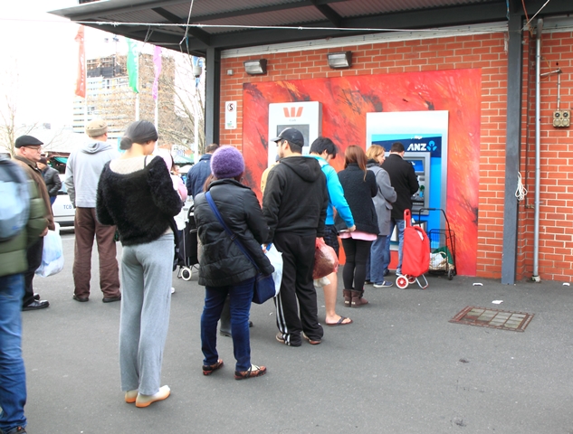 Cash machine queue 640